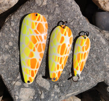 Load image into Gallery viewer, Giraffe Green Glow Spoon