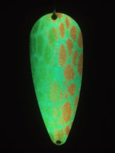Load image into Gallery viewer, Giraffe Green Glow Spoon