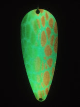 Load image into Gallery viewer, Giraffe Green Glow Spoon
